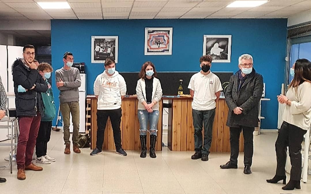 Decazeville12's tweet photo. Ce lundi soir avait lieu l'inauguration de l'expo photos et du clip vidéo réalisés par un groupe de jeunes decazevillois sur la thématique du harcèlement scolaire.

Romain SMAHA, adjoint au maire a pu rappeler que l'espace jeunes avait fêté ses trois ans.

#Decazeville #Aveyron https://t.co/HoEMi9ChNW