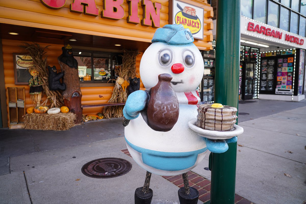 TravelGburg's tweet photo. Snowmen are out and about in Gatlinburg! Take a photo and share using #GatlinburgWinter. #PhotoContest https://t.co/hTzDZhezN9