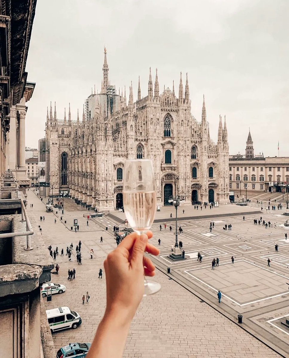 Milan, Italy 🇮🇹🥂
📸: voyage_provocateur | IG