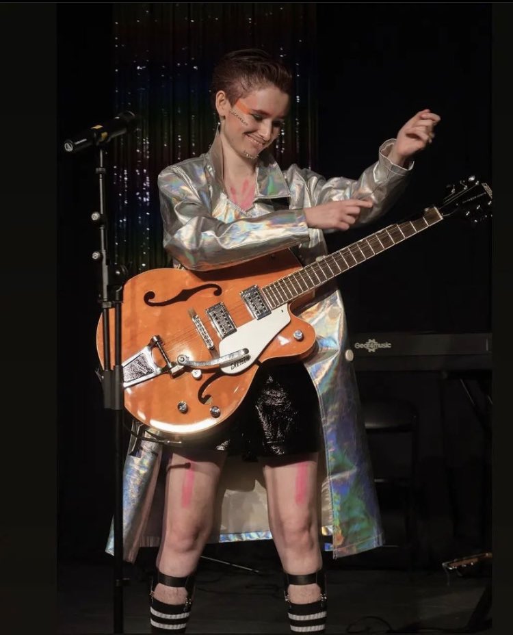 The wonderful <a href="/NottsQueerArts/">Nottingham’s Queer Arts Collective</a> is BACK this Wednesday (24th) 😌 

Only a handful of places left to book on for FREE - on the <a href="/NottmPlayhouse/">Nottingham Playhouse</a> website ⭐️

And you’ll get to see THE KING 
👑DING FRISBY👑 with some Out-of-this-world performances 😜👽🚀💫

#Nottingham #queersocial