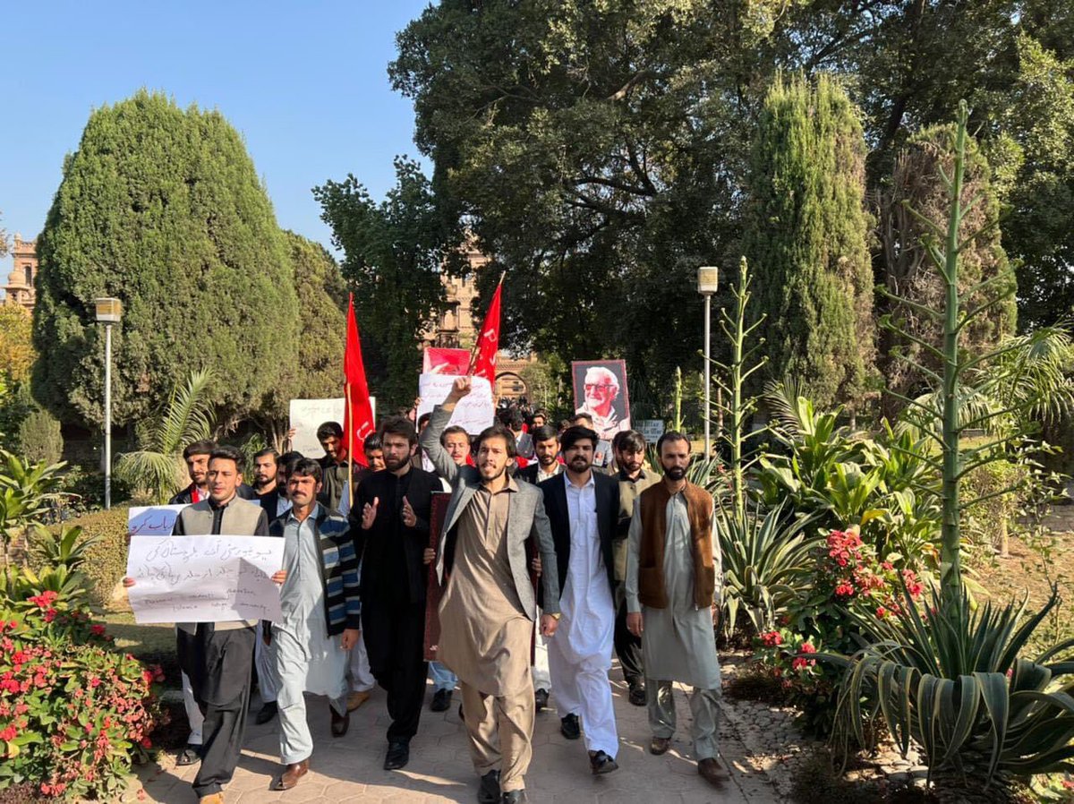 NomanSherpsf's tweet photo. پښتون سټوډنټس فيډرېشن اسلاميه کالج پوهنتون له اړښه صدر رحمان صافي په مشرې کښې د بلوچستان پوهنتون نه اغوا کړې شوي دوه بلوچ زده کونکو د راخلاصي دپاره او ددې ناوړې عمل پر زد نن احتجاجي مظاهره وشوه.
احتجاجي مظاهره کښې د نظامت چارې ستر سيکتر اريا خان محمدزئي ترسره کړې. https://t.co/L1TKdKUvWV
