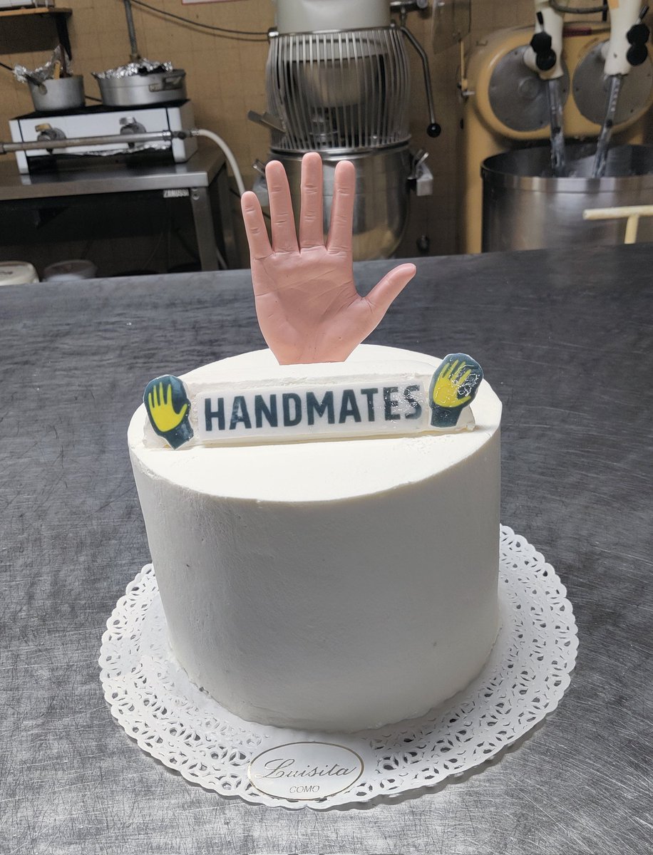 Luca_Casati's tweet photo. That is my entry to the last win to mint of @handmates_nft
The challenge was to make something hand shaped/hand related with food.
Sometimes working in a pastry shop comes in handy ✋✋✋
How did i do? 👀
#handmates #NFT #cake https://t.co/Mdz2VCroGZ