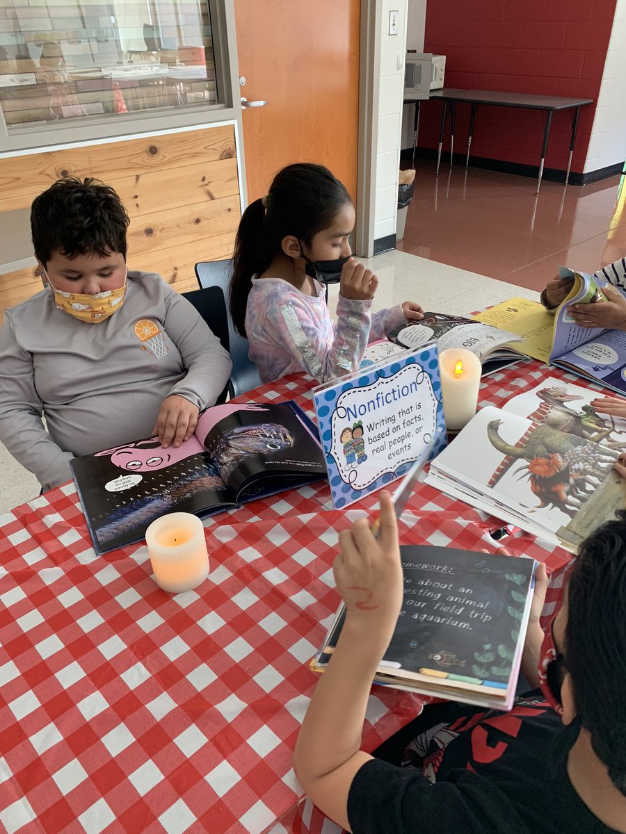 KatieLove129's tweet photo. Greenman Book Tastings are off and the kids are loving it! Thanks to @mrhamling @lizshaw129 @kellypapp25 and a big thanks to @Mrs_McHugh for the awesome recommendations! https://t.co/71z1ORLK1Z