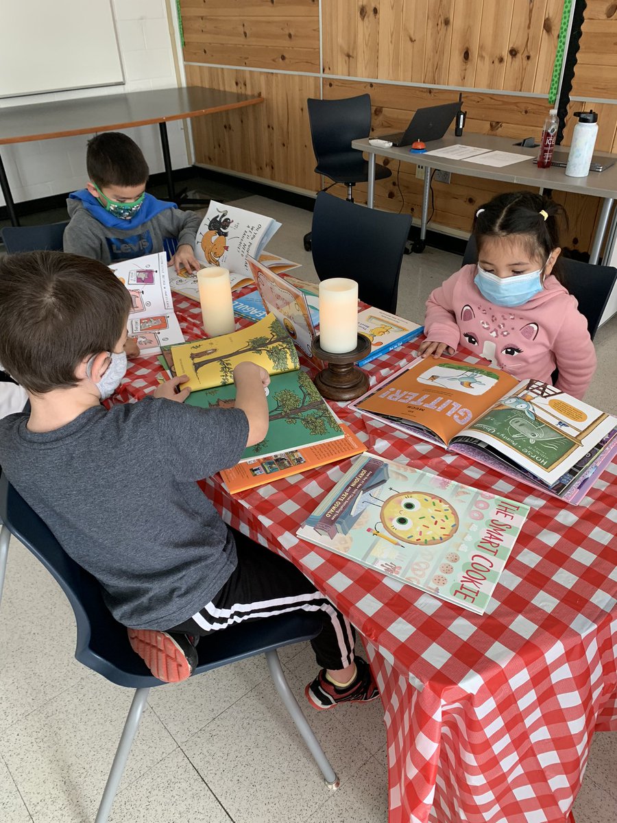 KatieLove129's tweet photo. Greenman Book Tastings are off and the kids are loving it! Thanks to @mrhamling @lizshaw129 @kellypapp25 and a big thanks to @Mrs_McHugh for the awesome recommendations! https://t.co/71z1ORLK1Z
