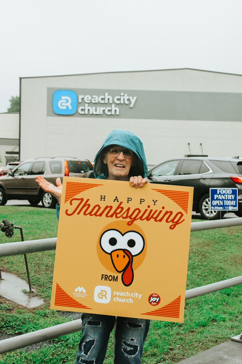 reachcitychurch's tweet photo. What an incredible day at our Give Hope - Thanksgiving Celebration! Because of our amazing partners at @MetroMinistries &amp; @thejoyfm and the generosity of Reach City, we were able to bless over 400 families with meals, turkeys, and hams 🙌🎉 https://t.co/DukTQmFGZi