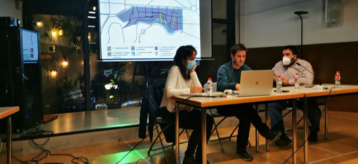 deusedes's tweet photo. Reunió de treball amb el veïnat per elaborar entre tots i totes el nou #PladeMobilitat de #FontdelaGuatlla #participació #mobilitat #peatons #bicis #transportpúblic #cotxes #motos #barriabarri https://t.co/lDToaq4Nbk