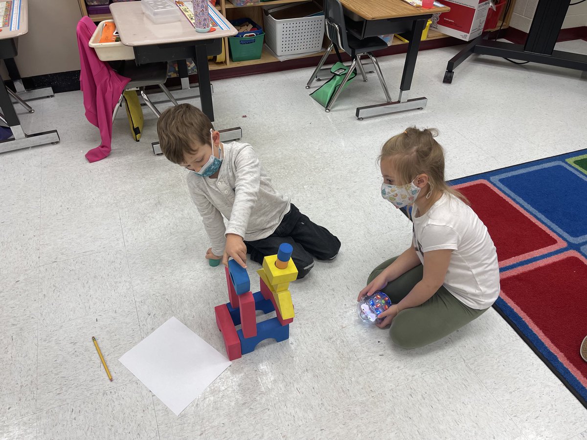 MrsMackey4's tweet photo. Ss test out their code to see if it works! Blue bots are fun to code!#epicbuild#coders https://t.co/fuvojXPN5i