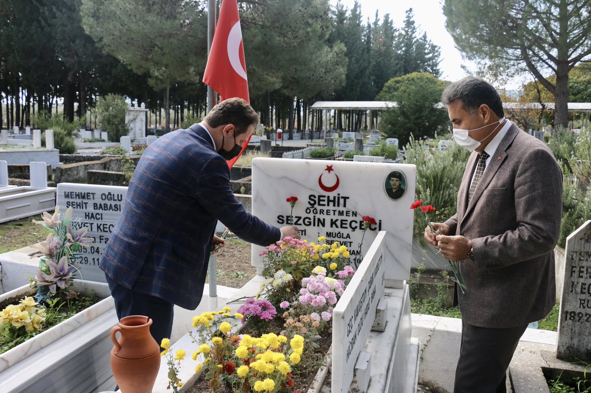 mugla_mem's tweet photo. İl Milli Eğitim Müdürümüz Sayın Emre ÇAY, 1993 yılında Diyarbakır’ın Kulp ilçesinde bölücü terör örgütünün hain saldırısı sonucu Şehit olan Sezgin KEÇECİ öğretmenimizin kabrini ziyaret ederek dua etti. 
Ruhun şâd olsun şehidim.
#24KasımÖğretmenlerGünü

@tcmeb @emrecay55 https://t.co/C3I1ojEccO