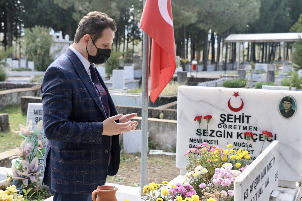 mugla_mem's tweet photo. İl Milli Eğitim Müdürümüz Sayın Emre ÇAY, 1993 yılında Diyarbakır’ın Kulp ilçesinde bölücü terör örgütünün hain saldırısı sonucu Şehit olan Sezgin KEÇECİ öğretmenimizin kabrini ziyaret ederek dua etti. 
Ruhun şâd olsun şehidim.
#24KasımÖğretmenlerGünü

@tcmeb @emrecay55 https://t.co/C3I1ojEccO