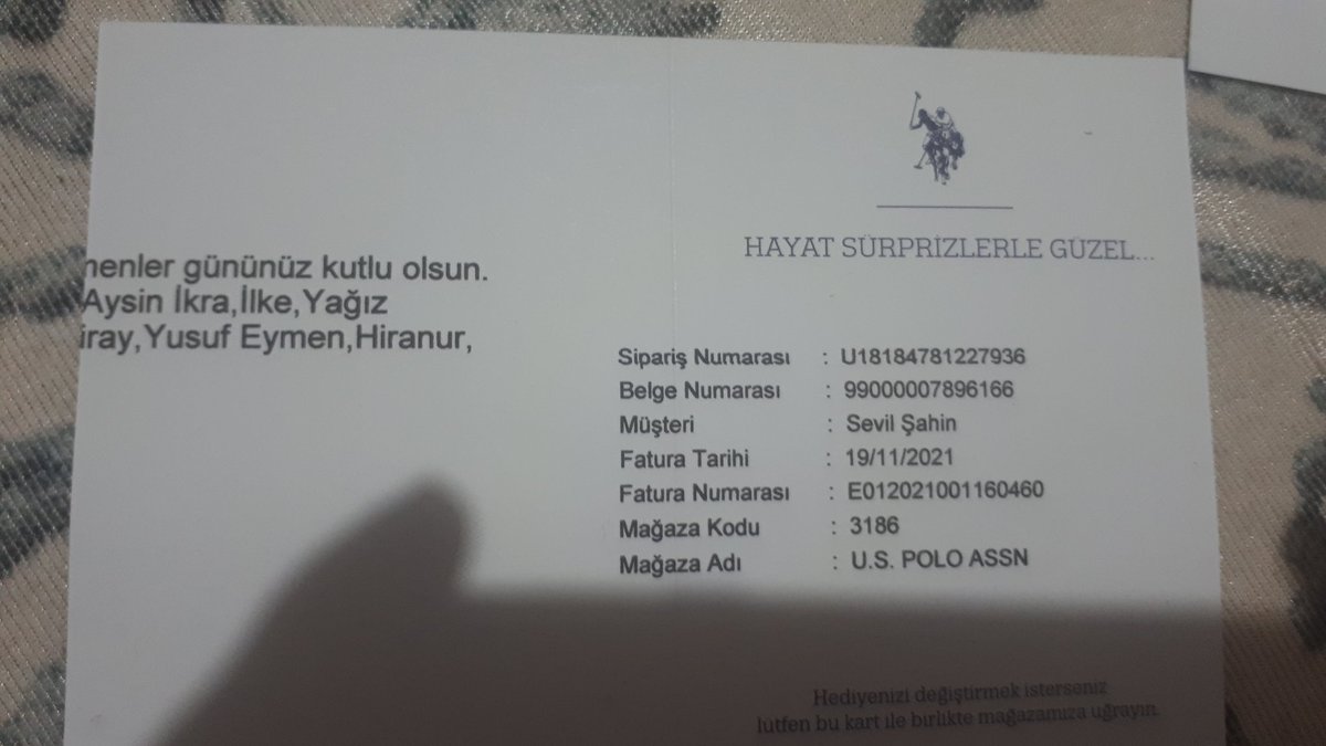 sevil8887's tweet photo. @uspoloassntr ogretmenler gunu icin sipariş vermiştim yazdığım not yarim şekilde cıkmış ver her iki kagitta da o sekilde.biraz özenli olmanızı beklerdim sizin gibi kurumsal bir şirketten beklentim bu değildi. Üzüldüm https://t.co/n8ewlDvC2J