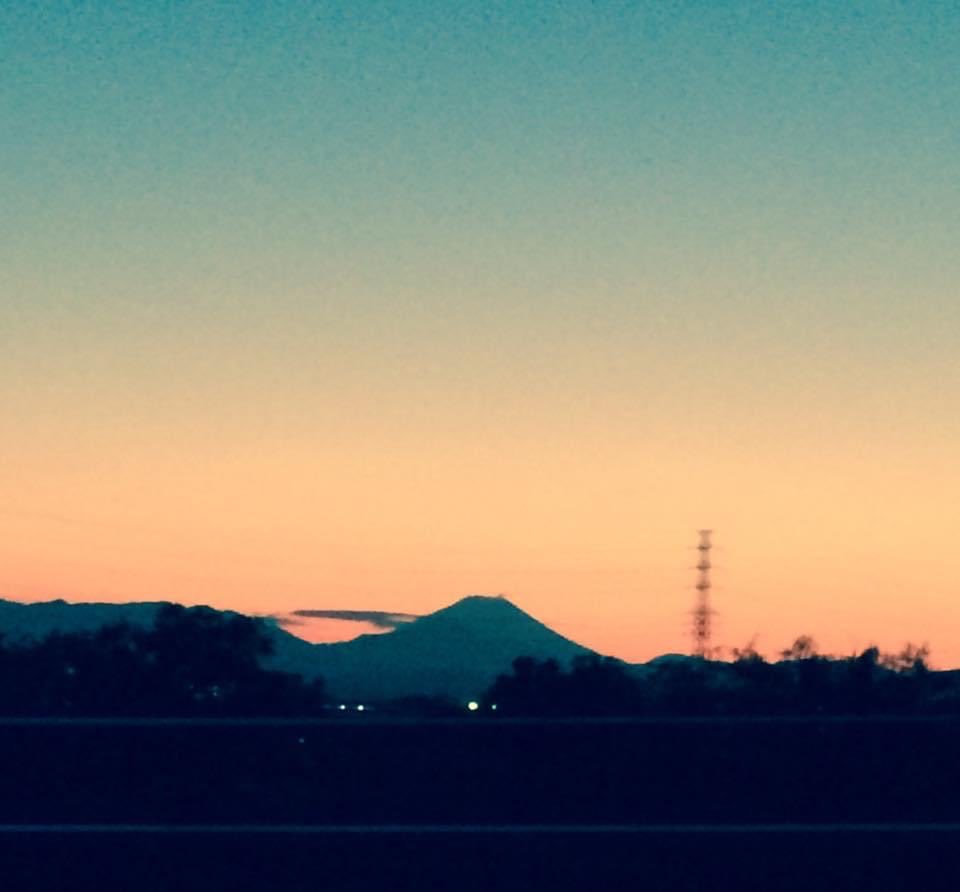 グラデーションに浮かぶ富士山！