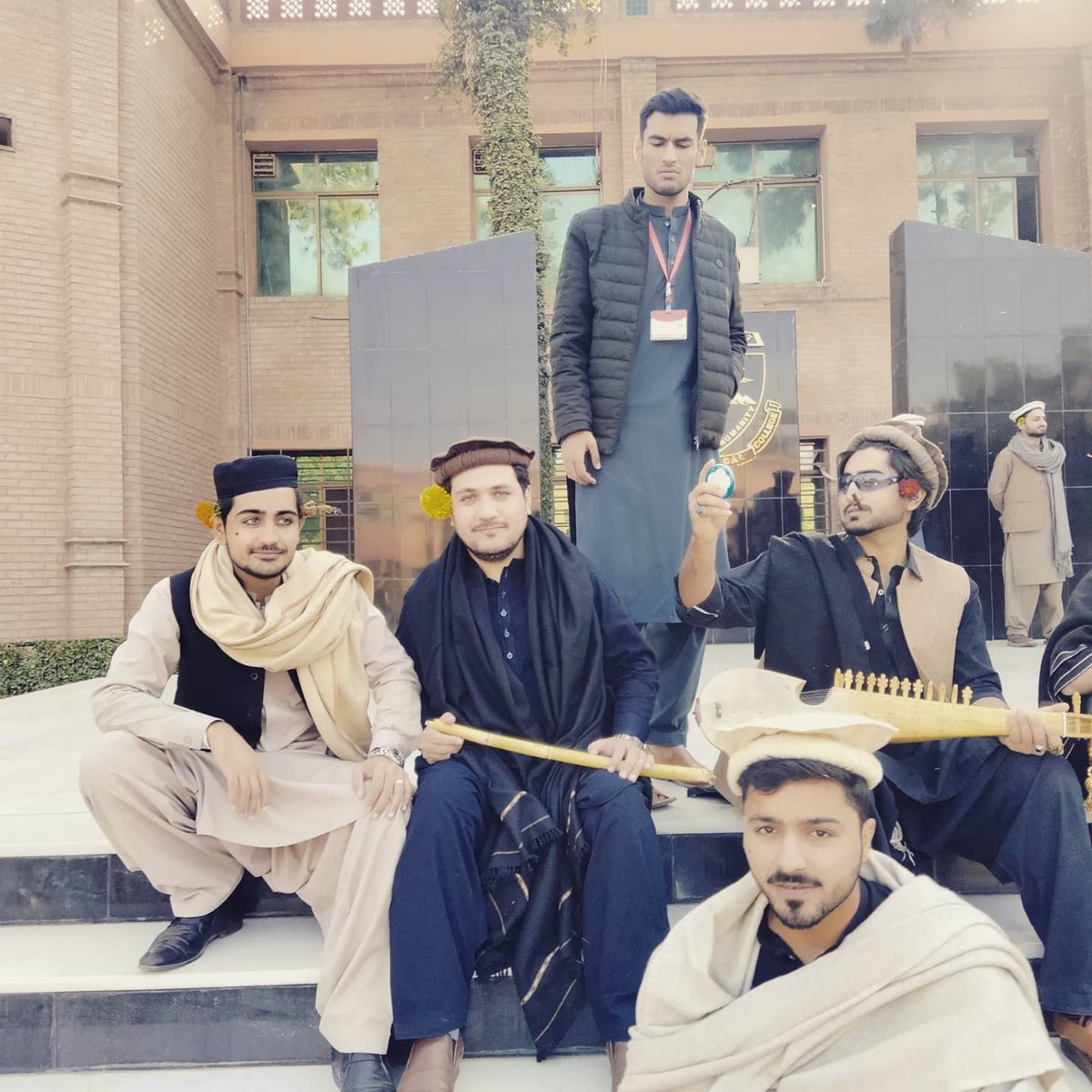 KhalidU84949718's tweet image. وائی اغیار چے دہ دوزخ جبہ دہ, 
زہ بہ جنت تہ دہ پختو سرہ زم.
#kliwal day 
#crazyweek