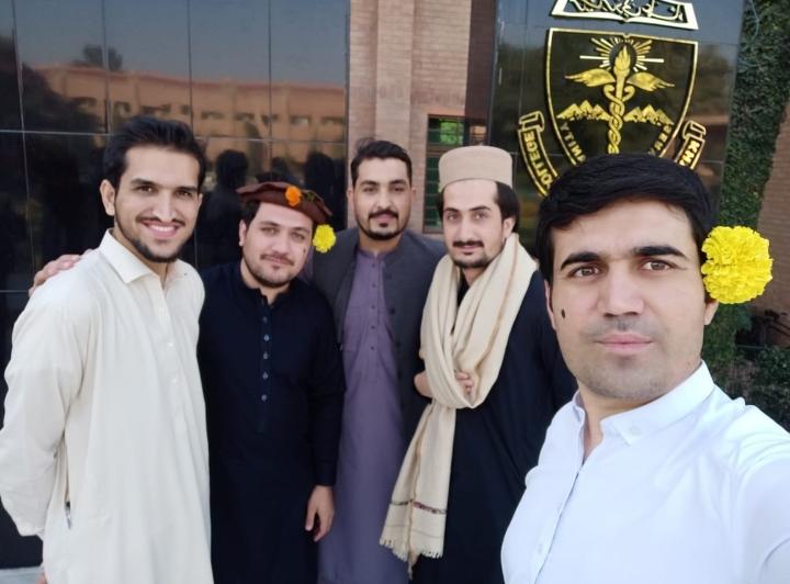 KhalidU84949718's tweet image. وائی اغیار چے دہ دوزخ جبہ دہ, 
زہ بہ جنت تہ دہ پختو سرہ زم.
#kliwal day 
#crazyweek