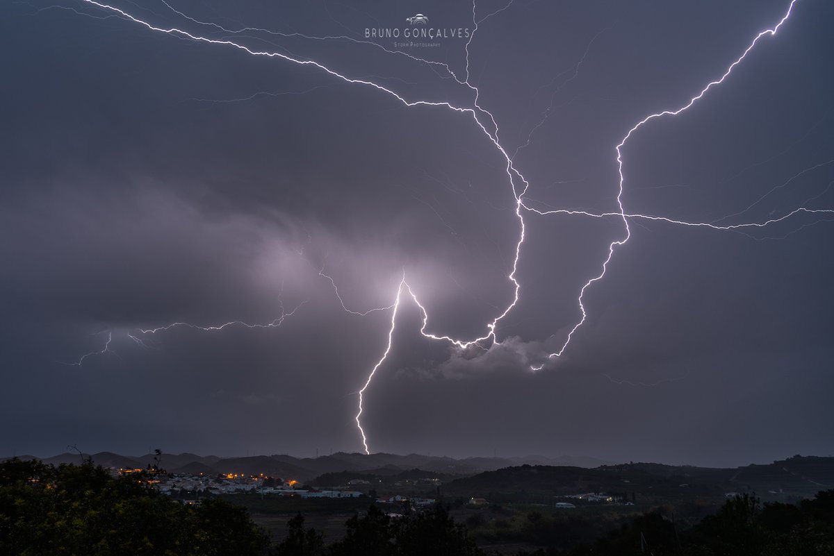 ExtremAtmosfera's tweet photo. One more crazy lightning bolt! 20-11-2021 at Silves - Portugal. Awesome night! #ExtremAtmosfera #Lightningstorm #LightningBolt #Stormchasing https://t.co/SkC8WVLLVD