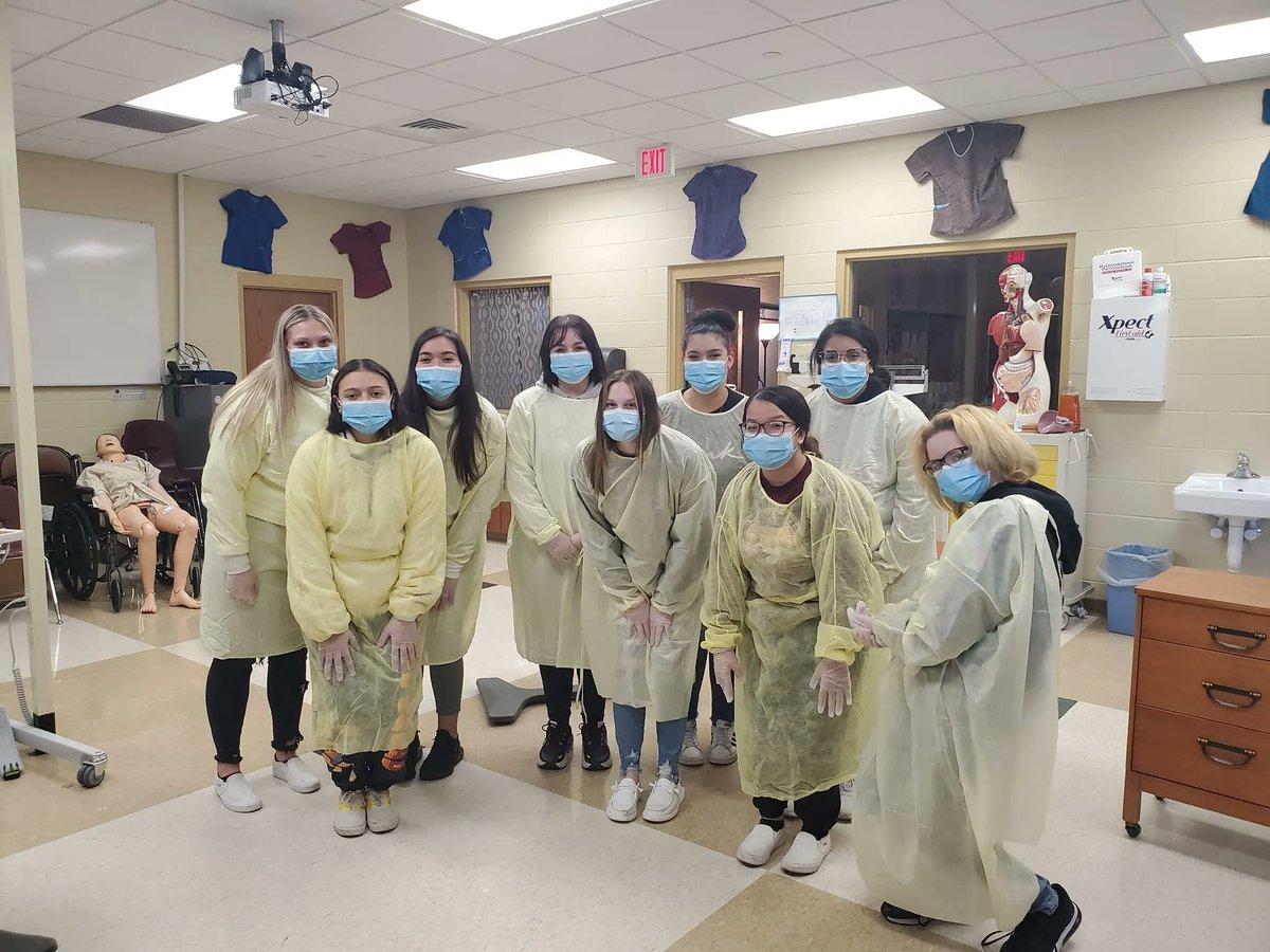 SRTCMonett's tweet photo. Mrs. Terry's class learning the importance of infection control with donning and doffing of mask, gown, and gloves. https://t.co/CulnYADpi9