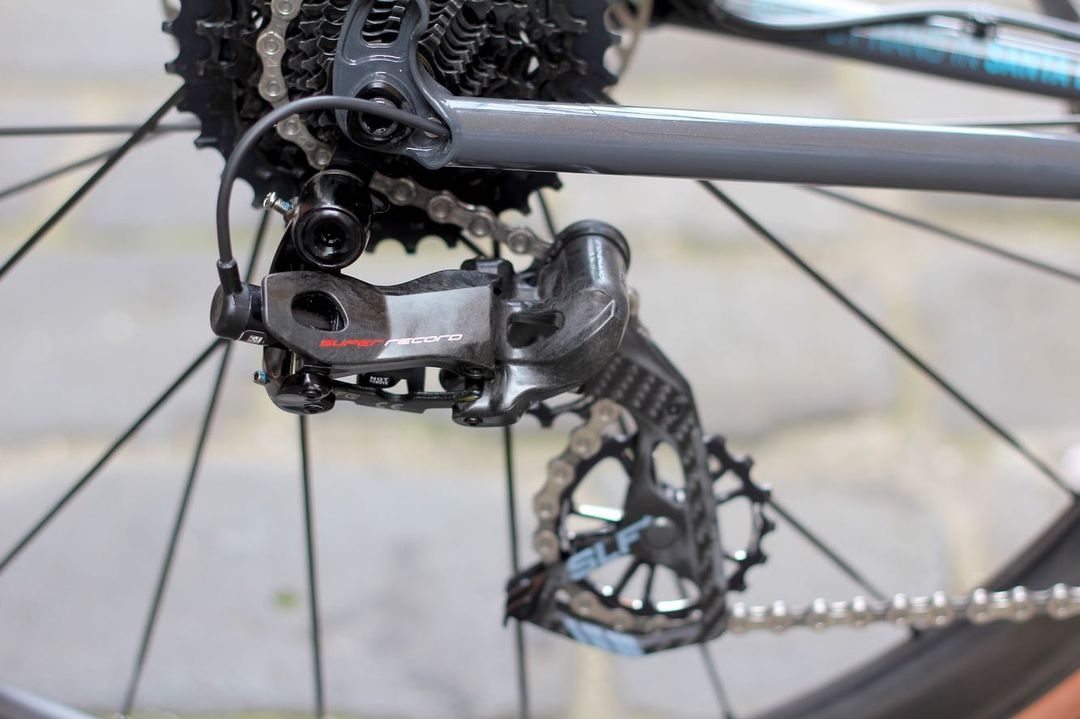 CADEXCycling's tweet photo. A special Thanksgiving treat for our fans in the USA with this gorgeous hand-made @stinnerframeworks Gibraltar disc featuring 42 Discs and all the trimmings
We want to see your CADEX builds! DM us or post your pic and tag it #BuiltWithCADEX
#StinnerFrameworks
#overachieve https://t.co/ZO4qYUo7qX
