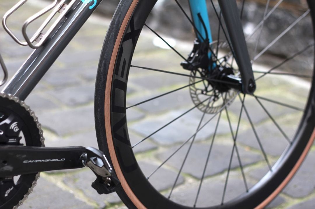 CADEXCycling's tweet photo. A special Thanksgiving treat for our fans in the USA with this gorgeous hand-made @stinnerframeworks Gibraltar disc featuring 42 Discs and all the trimmings
We want to see your CADEX builds! DM us or post your pic and tag it #BuiltWithCADEX
#StinnerFrameworks
#overachieve https://t.co/ZO4qYUo7qX
