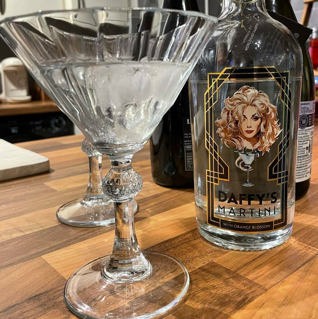 chunter77's tweet photo. Let’s see if the “world’s best martini” is any good! #martini #daffys #daffysgin #notimetodie @daffysgin #pictureoftheday https://t.co/fb98vkjYNT https://t.co/aReSC2zqev
