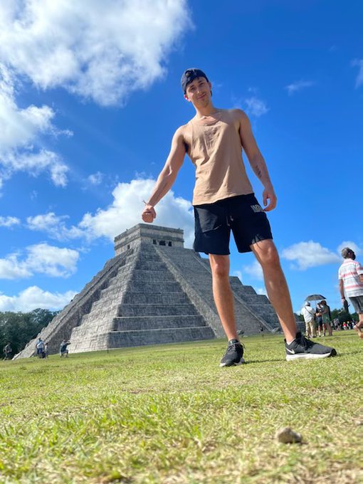 the pictures I get from my boy while he&rsquo;s in Canc&uacute;n 🥺 1 more day until I get to see his handsome face<a href="/tag/returntohelixacademy"class="tags"><span>#returntohelixacademy</span></a>