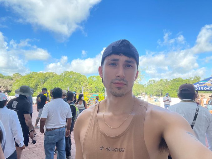 the pictures I get from my boy while he&rsquo;s in Canc&uacute;n 🥺 1 more day until I get to see his handsome face<a href="/tag/returntohelixacademy"class="tags"><span>#returntohelixacademy</span></a>