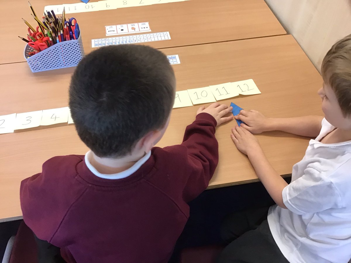 Y3Class1FPA's tweet photo. Always my favourite time of year! Teaching time using a 1-12 number line. 1W were fantastic today and can’t wait to make their own clocks tomorrow. #FIDES #practicalmaths @1Wfibbersley @FibParkAcademy https://t.co/7i0tjlaVag