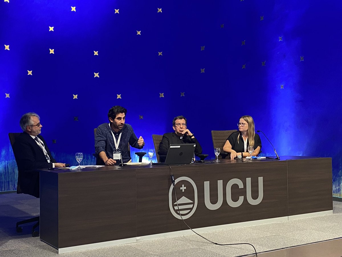 CaumontLucia's tweet photo. El Mag. Carlos Corrales, docente e investigador de @PUCE_Ecuador, presenta su ponencia sobre aprendizaje en servicio en el #SimposioAUSJAL 2021 en @UCUoficial. https://t.co/qsL79vHzgZ