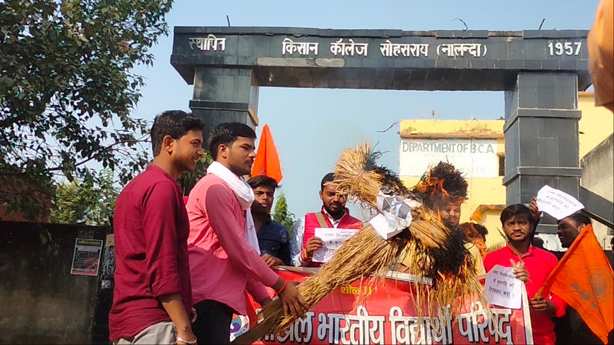 NALANDAABVP's tweet photo. आज अखिल भारतीय विद्यार्थी परिषद बिहार श्री ईकाई के द्वारा किसान कॉलेज परिसर में मगध विश्वविद्यालय के भ्रष्ट कुलपति को अभिलंब निलंबित एवं गिरफ्तारी को लेकर पुतला दहन कार्यक्रम किया गया l अखिल भारतीय विद्यार्थी परिषद् सिर्फ समस्या को उठाती ही नहीं बल्कि समाधान तक संघर्ष करती है l https://t.co/N0dRr8bSwc