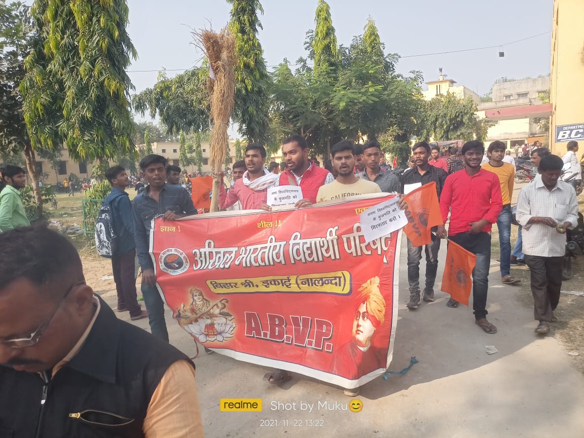 NALANDAABVP's tweet photo. आज अखिल भारतीय विद्यार्थी परिषद बिहार श्री ईकाई के द्वारा किसान कॉलेज परिसर में मगध विश्वविद्यालय के भ्रष्ट कुलपति को अभिलंब निलंबित एवं गिरफ्तारी को लेकर पुतला दहन कार्यक्रम किया गया l अखिल भारतीय विद्यार्थी परिषद् सिर्फ समस्या को उठाती ही नहीं बल्कि समाधान तक संघर्ष करती है l https://t.co/N0dRr8bSwc