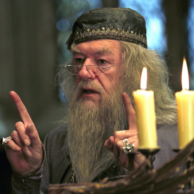 Hogwartssite's tweet photo. "La felicidad puede hallarse hasta en los más oscuros momentos, si somos capaces de usar bien la luz". ⚡️ https://t.co/JY4a8tbCos