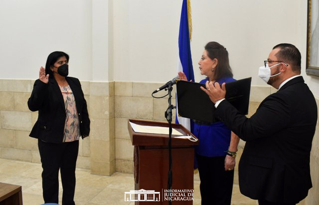 #InformativoJudNic| La Presidenta de la CSJ Dra. Alba Luz Ramos Vanegas, juramentó como nueva Mag. del Tribunal de Apelaciones de la Circunscripción Central a la Dra. Carmen María Escobar , quien ejercía la función como Jueza Primero de Distrito de Familia de #Juigalpa. 🇳🇮⚖️