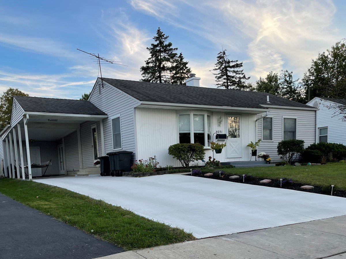 RyanMcfadyen's tweet photo. Dreaming of a new home? This 2 BED, 1 full and 1 half BATH home might be the one you've been thinking of. #realestate #homesforsale  https://t.co/vvF2PjISqQ https://t.co/ldD5uRq4kz