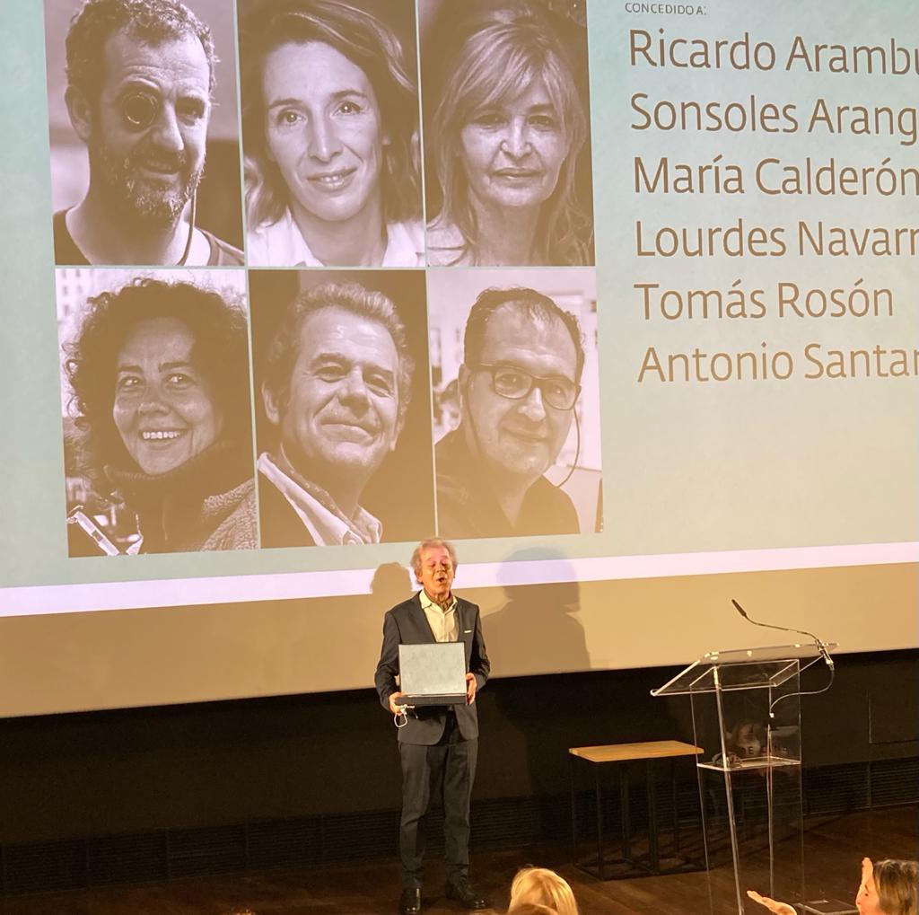 Muchasg gracias, y felicidades, <a href="/tomasroson/">Tomás Roson</a> , nuevo miembro asociado de la <a href="/Academiadecine/">Academia de Cine</a>. Cuarenta años defendiendo #guionistas, y los que vengan.