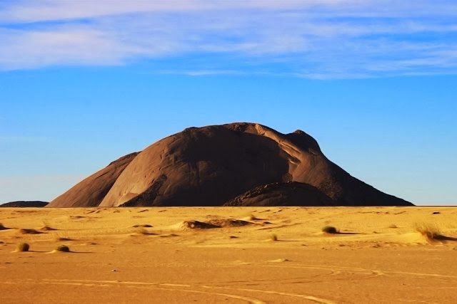لم أكن أعرف أن كدية #بنعميرة هي أكبر كتلة متراصة في إفريقيا بارتفاع 633 مترًا فوق أرضية الصحراء. وأنها ثاني أكبر كتلة متجانسة في العالم بعد أولورو، #موريتانيا فيها كنوز..  عثرت على المعلومة في هذا المقال alakhbar.info/?q=node/36562