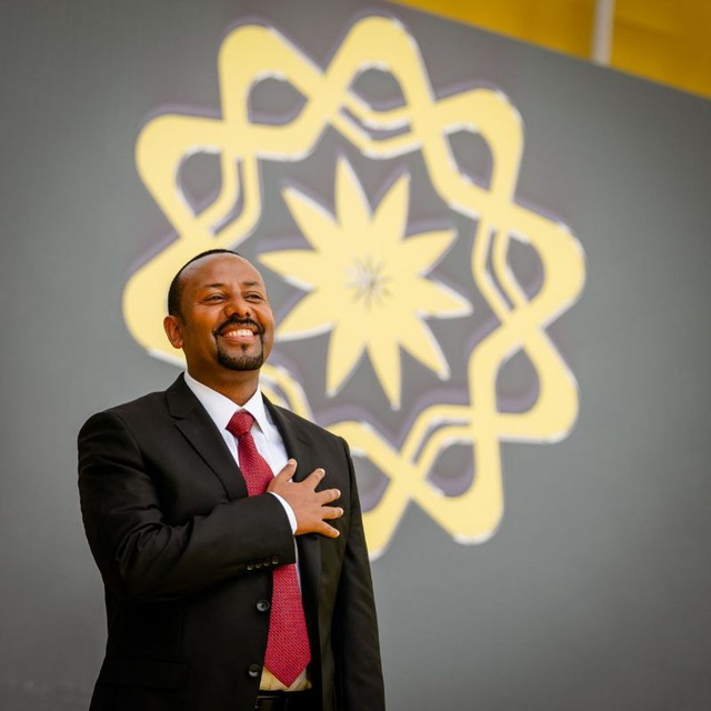 TeketelBeyene3's tweet photo. "ጊዜው ሀገርን በመሥዋዕትነት መምራት የሚያስፈልግበት ጊዜ ነው። ከእንግዲህ እኔ መከላከያን በግንባር ሆኜ ለመምራት ከነገ ጅምሮ ወደ ትግሉ ሜዳ እዘምታለሁ። "PM Abiy Ahhmed https://t.co/Zpsz3JeT55