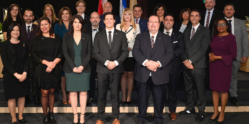villedelavalqc's tweet photo. [Assermentation🏛️] C'est le 13 novembre dernier que la cérémonie officielle d’assermentation du nouveau maire, Stéphane Boyer, et des 20 conseillers permettant la constitution officielle du conseil municipal de la Ville de Laval a eu lieu. ➡ https://t.co/kVQe2qnEj7 https://t.co/gNAY60KRfZ