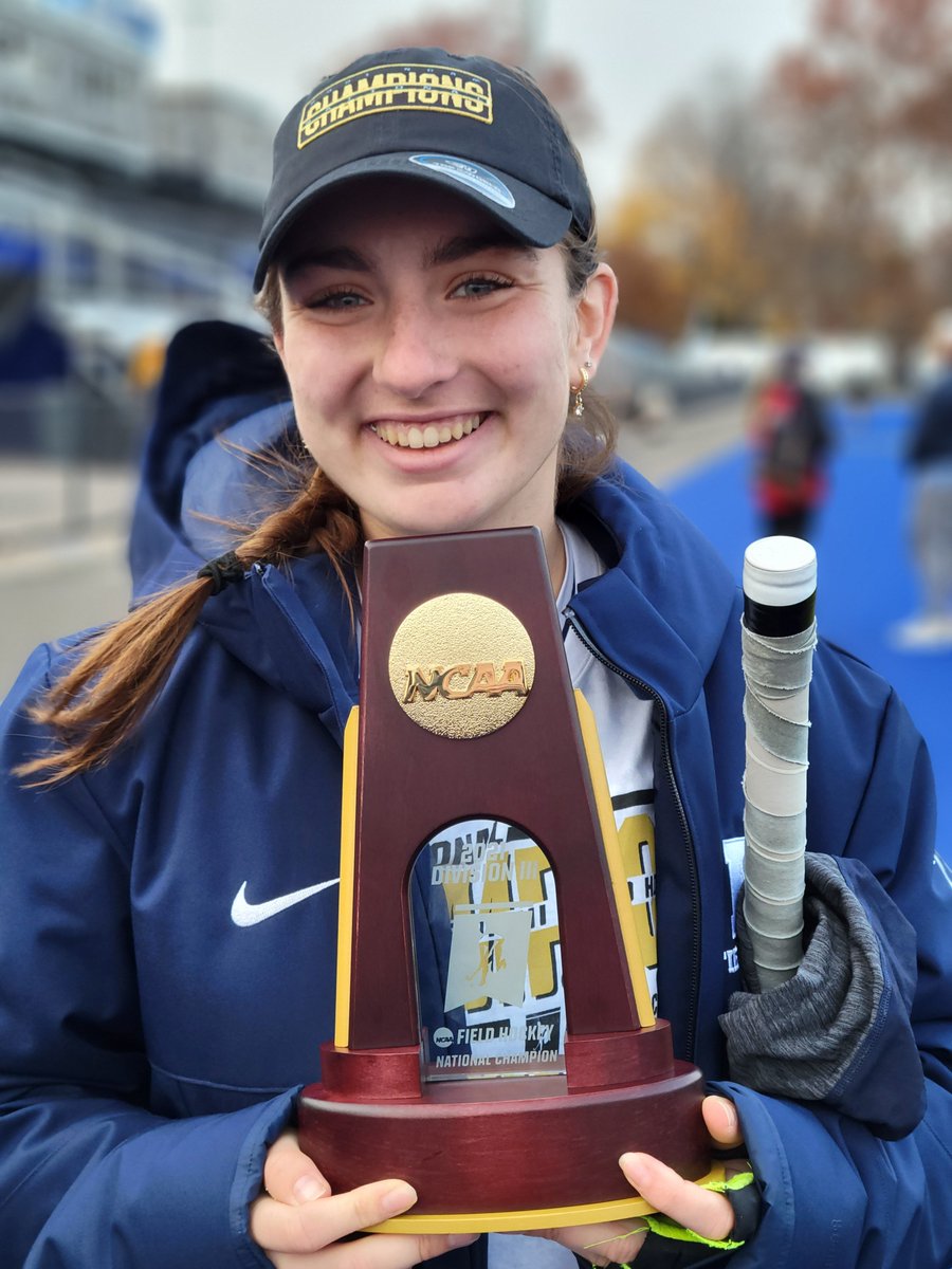 DurhamAcademy's tweet photo. Huge congrats to alumna Katherine Lantzy ’21 and her @middfieldhockey team on wrapping up an undefeated season Sunday with a 4-1 win in the @ncaa DIII national championship game 👏🥳
📰 https://t.co/uxu3Rmxp3C
#AlwaysACav • #CavsTogether ⚔️🟢 https://t.co/8N3afDfrkm