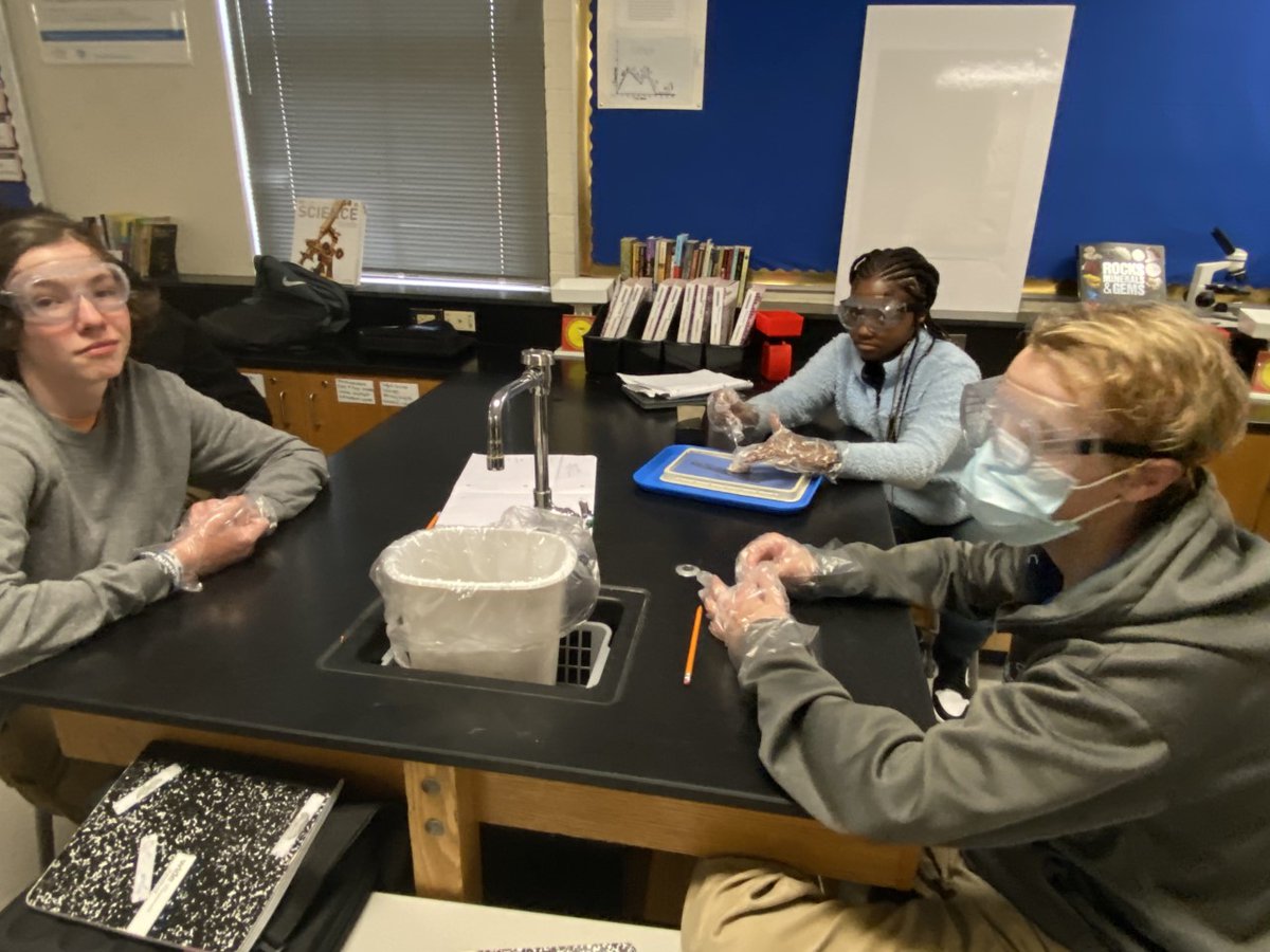 smfalcons's tweet image. Student&apos;s in Mrs. Stuart&apos;s Science class working on their cow eye dissections today! #Science #SullivanMiddleSchool #OneTeamOneMissionOneRockHill @RockHillSchools