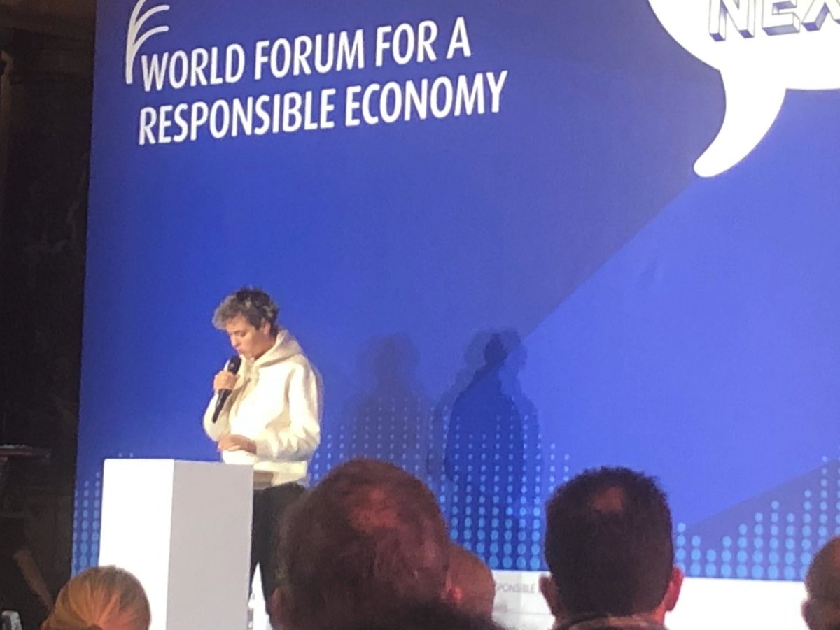 MoomPlanet's tweet image. Pour terminer cette ouverture #WFRE21 Julia Faure de @Loom_officiel nous livre ses convictions. Appel Inspirant , interpellant à tous les acteurs de la #mode. 
« Il y a 20 ans la #fastfashion a bouleversé la conso textile, on paie moins cher un vêtement qu’un verre de bière » 🤔