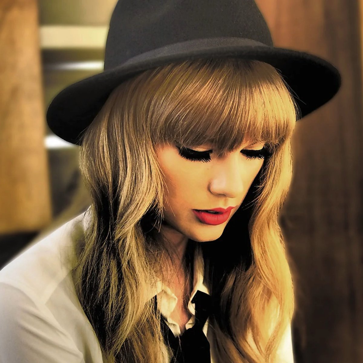 TSwiftLA's tweet photo. 🎵 | "All Too Well (Taylor's Version)" debuts at #1 on the Billboard Hot 100 chart! 

This is Taylor’s 8th #1 song and she is the first artist to debut at #1 on the #Billboard200 and #Hot100 simultaneously 3 times. #RedTaylorsVersion https://t.co/VeGeWtWbfp