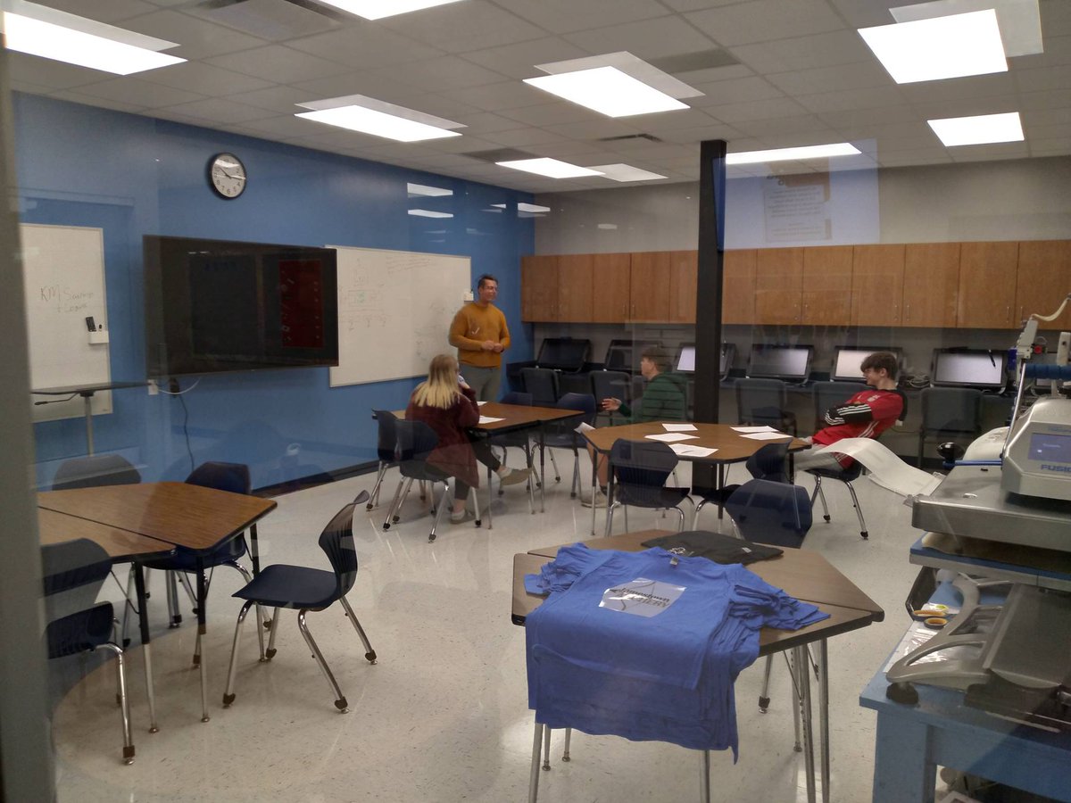 BTEC_DECA's tweet photo. Thank you to our 2020 BTEC DECA Alumni Alan McCarter for coming back and sharing your DECA role play knowledge and experience to our newest members. @MissouriDECA @BoonvilleR1 #BTECProud https://t.co/4wUUkyE3Hj