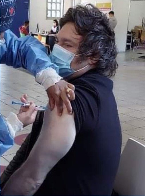 AgenciaElVigia's tweet photo. Javier Milei, quien se había pronunciado contra la eficacia de las vacunas, se vacunó contra el coronavirus con una dosis comprada por el Estado https://t.co/XLJ8WaJGjX