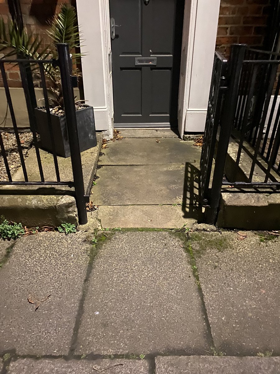 KatPugs89's tweet photo. @goustocooking dear gousto, I would like to thank you for leaving my box somewhere secure after numerous complaints … for your info it’a not secure … oh naturally gousto box wasn’t there by the time I got home 🙃 https://t.co/uBqrkn31PV