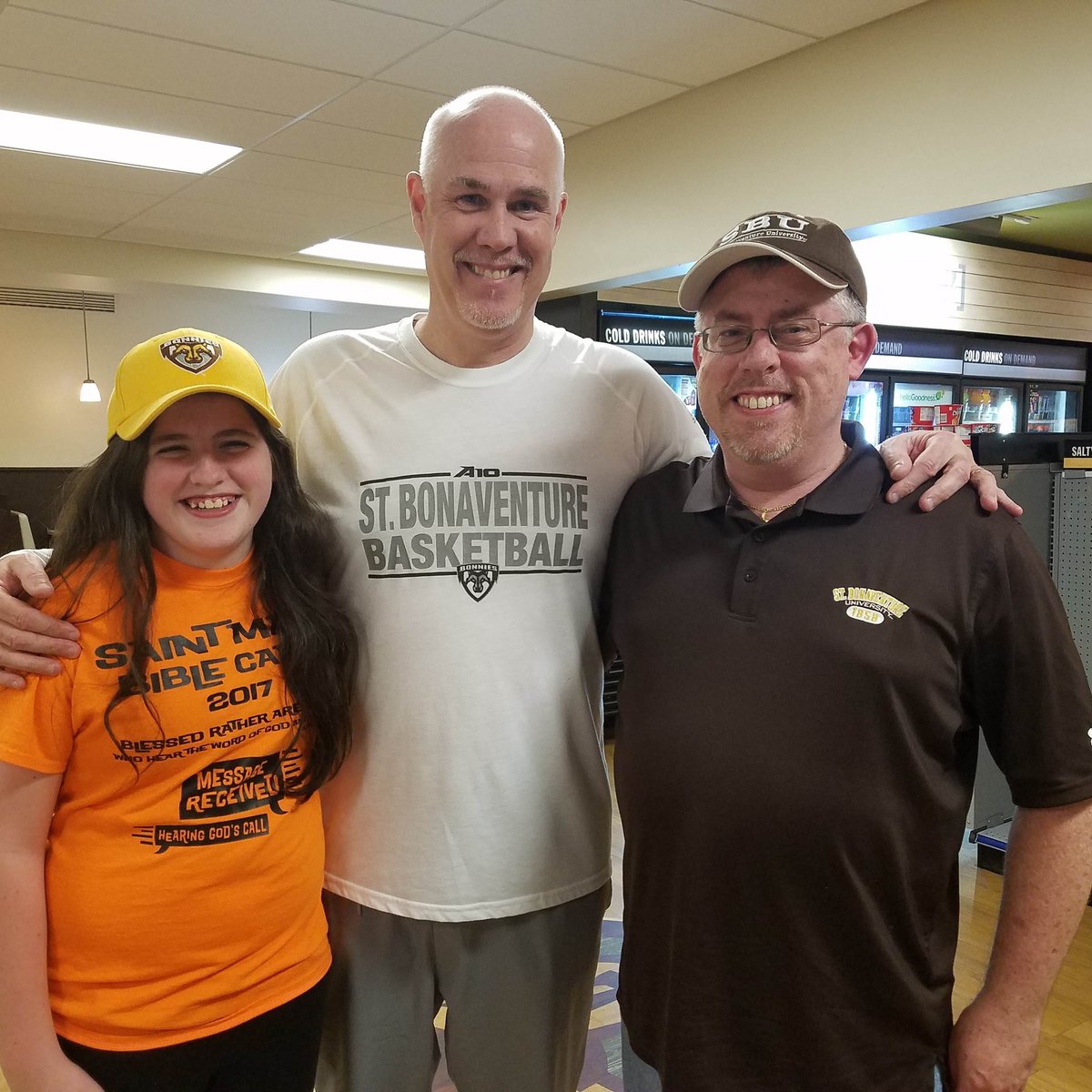 brian_bonafitz's tweet photo. @M3Brown @BonniesMBB My youngest daughter &amp; me when we met him on-campus in 2019. Such a down-to-earth guy &amp; so appreciative of the fans! #InSchmidtWeTrust #HolySchmidt https://t.co/kY88etvTuk