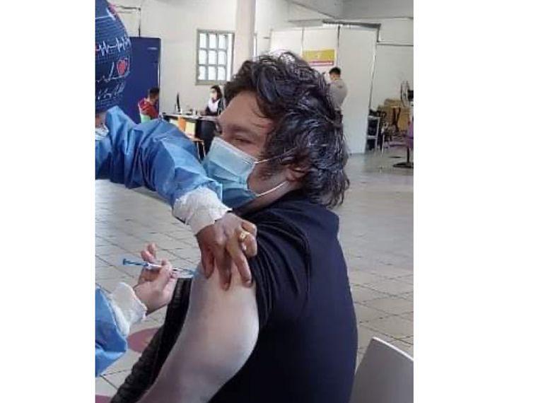 LANACION's tweet photo. “Soy re provacunas”: la explicación de Javier Milei de por qué decidió darse las dosis contra el Covid https://t.co/KFopUEpXDg https://t.co/NJWE49EIHI