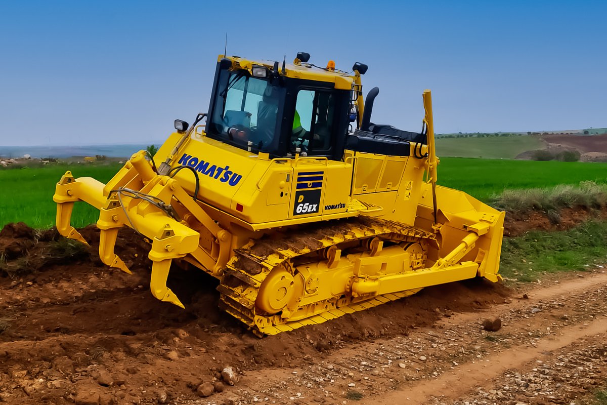 KomatsuEspana's tweet photo. El #Buldócer #D65EX-18 de Komatsu es una máquina robusta y fiable que ha demostrado ser altamente productiva y versátil. Con un peso operativo de 22.900 kg, un motor de 220 CV y una capacidad de hoja de hasta 5,90 m3, https://t.co/gh0IUYljzW