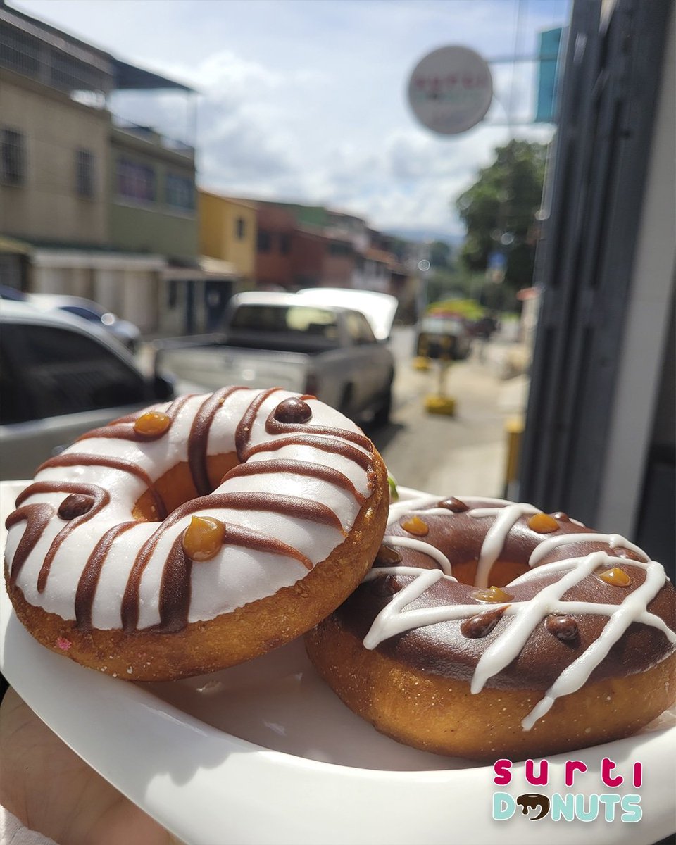 SurtiDonuts's tweet photo. Deliciosas como ellas ninguna 🤩 #surtidonuts siempre será la mejor opción para deleitar tu paladar🤤
Aros glaseados de vainilla y chocolate
📲 Contamos con delivery activo para saciar tus antojos WhatsApp 04126095695🛍️🛵
#surtilovers #endulzatumomento #donas #donuts #lover https://t.co/uy005LEg51