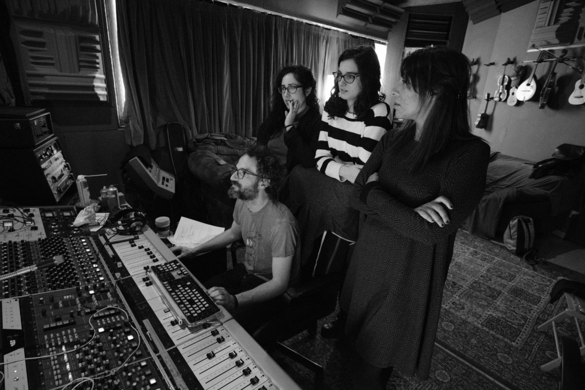 Alberto Pérez de <a href="/SoldeSants/">Sol de Sants Studios</a> acaba de ganarse dos Grammys por su trabajo en "El Madrileño" de C. Tangana. 🌟 Además de haber sido mi jefe y un gran amigo, grabó y mezcló el álbum "La Musa Suicida" de <a href="/hnasdesorden/">HermanasDelDesorden</a> No puedo estar más agradecida y orgullosa. Enhorabuena, querido.💜