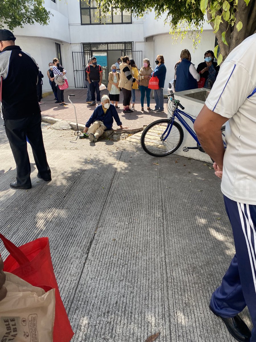 RochaEstef's tweet photo. Así las cosas para poder registrarte en la ayuda BIENESTAR, la gente desesperada y no atienden!! https://t.co/BfHe4pp160