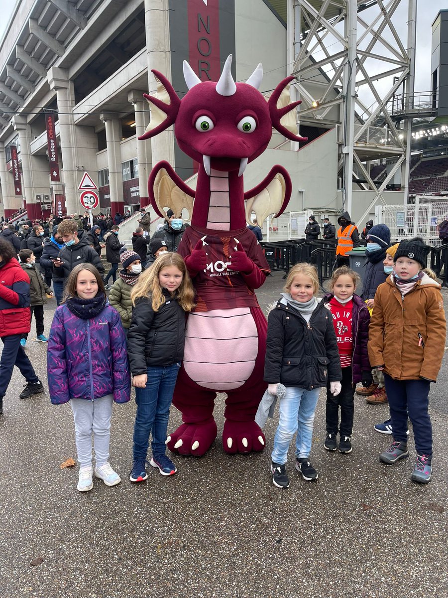 Dimanche après-midi, nos féminines étaient invitées au match du <a href="/FCMetz/">FC Metz ☨</a> par la <a href="/MoselleCD57/">Département Moselle</a>. Merci à <a href="/Grayou_officiel/">Grayou</a> d'avoir pris le temps de poser avec nos joueuses en herbe 🤩 #fcmetz #FCMFCGB #grayou #mascotte #football #moselle #metz