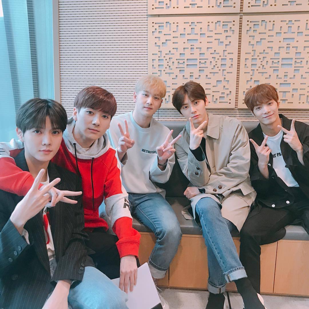 NUESTILOTWT's tweet photo. Antes de irnos les dejamos fotos de los dueños de sus quincenas junto a la señora que le llamaremos Usgai because ya se hizo nuestra amiga fiel, hoy nos vamos a dormir más felices que nunca porque por fin dejamos de rascarnos la panza para volver a ser nuestilo trabajadores. https://t.co/NxBwnItLTY
